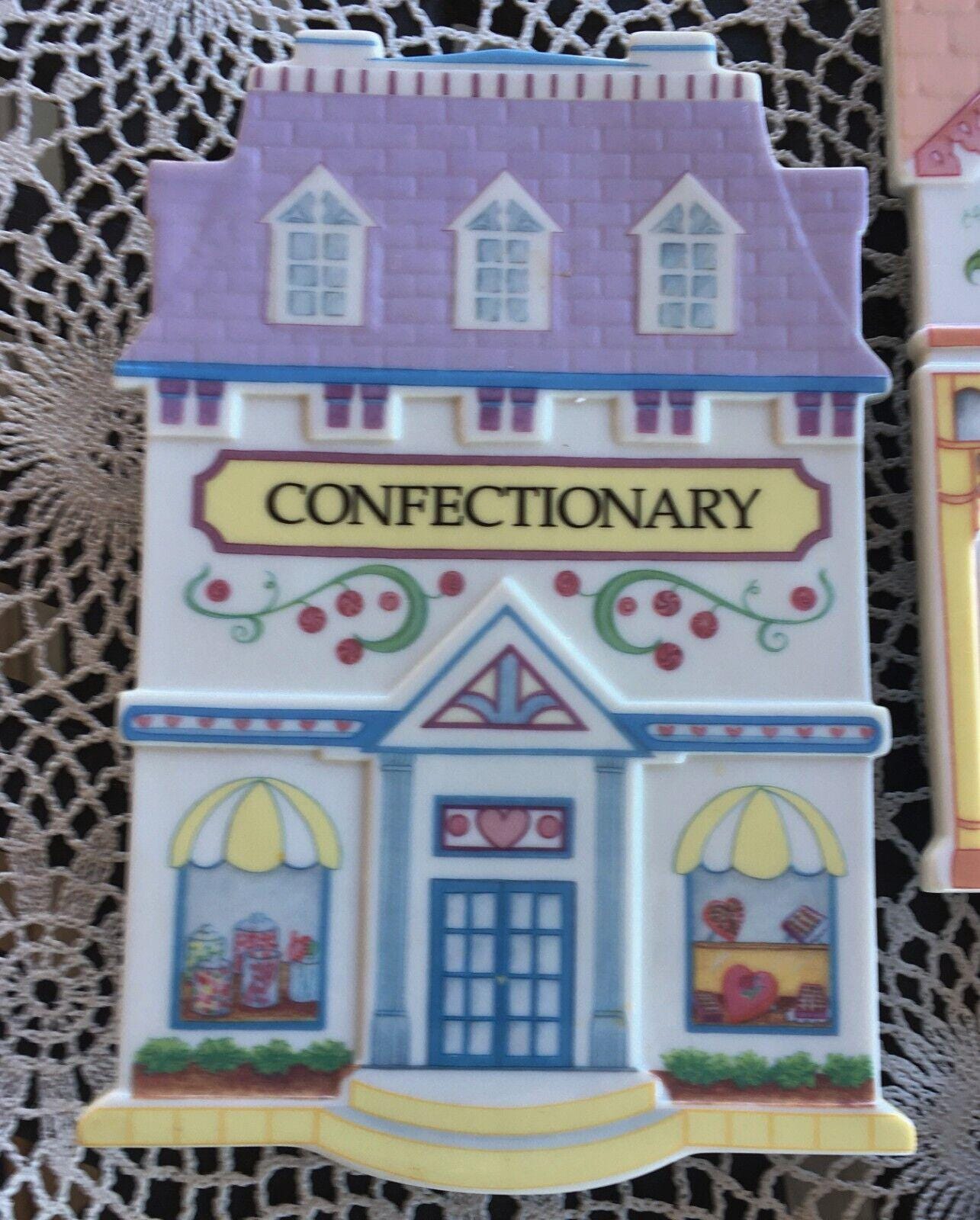 LENOX SpICE ViLLAGE TriVETS Set of 4 -1992-GreeN GroCER-caFE-COUNTRY STORE + 1