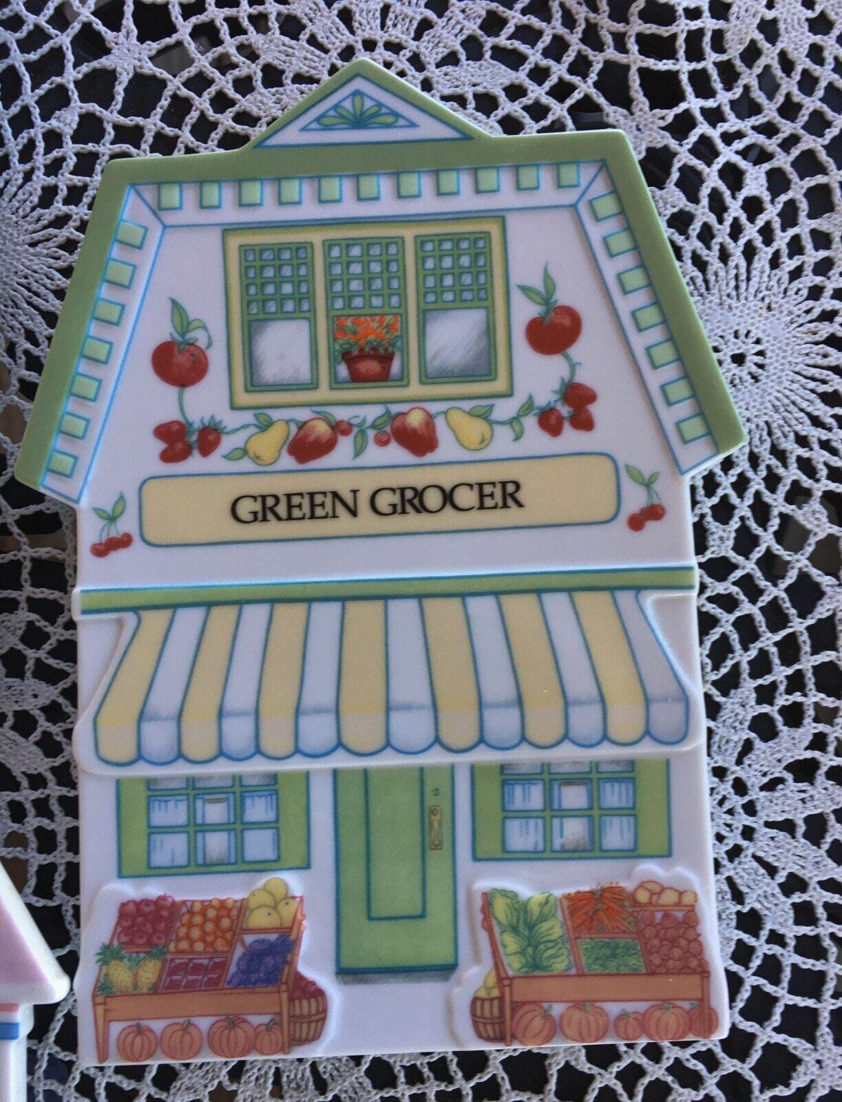LENOX SpiCE ViLLAGE TriVETS SeT Of 4 -1992-GreN GroCER-CaFE-COUNTRY STORE + 1