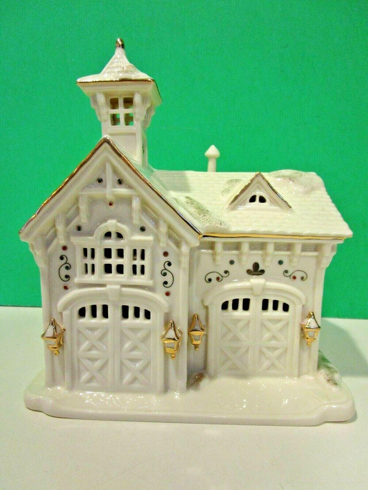 LENOX MisTLETOE ParK CarRIAGE HouSE Village Treasures sculpture -- -- NEW in BOX
