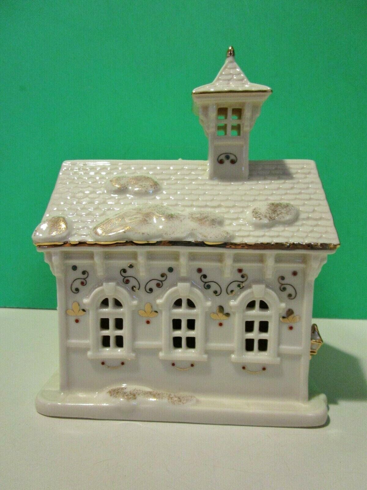 LENOX MisTLETOE ParK CarRIAGE HouSE Village Treasures sculpture -- -- NEW in BOX