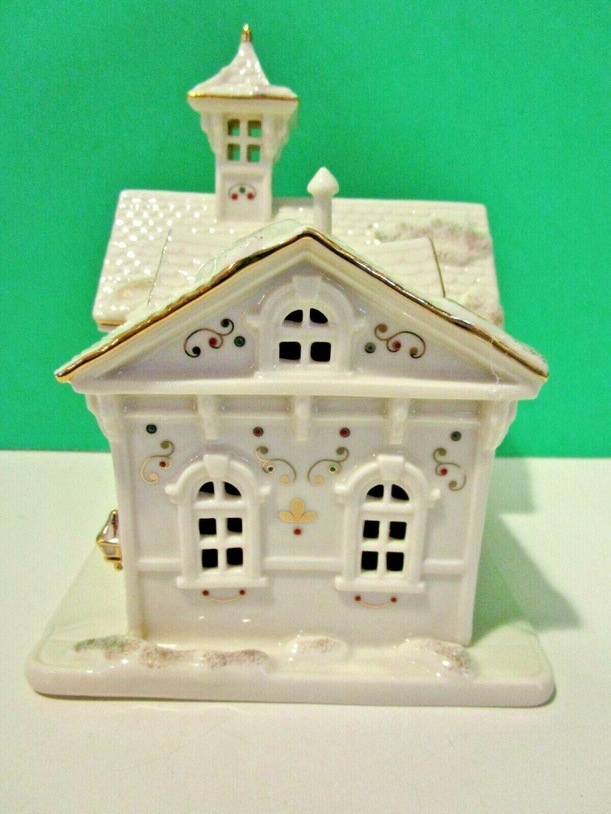 LENOX MisTLETOE ParK CarRIAGE HouSE Village Treasures sculpture -- -- NEW in BOX